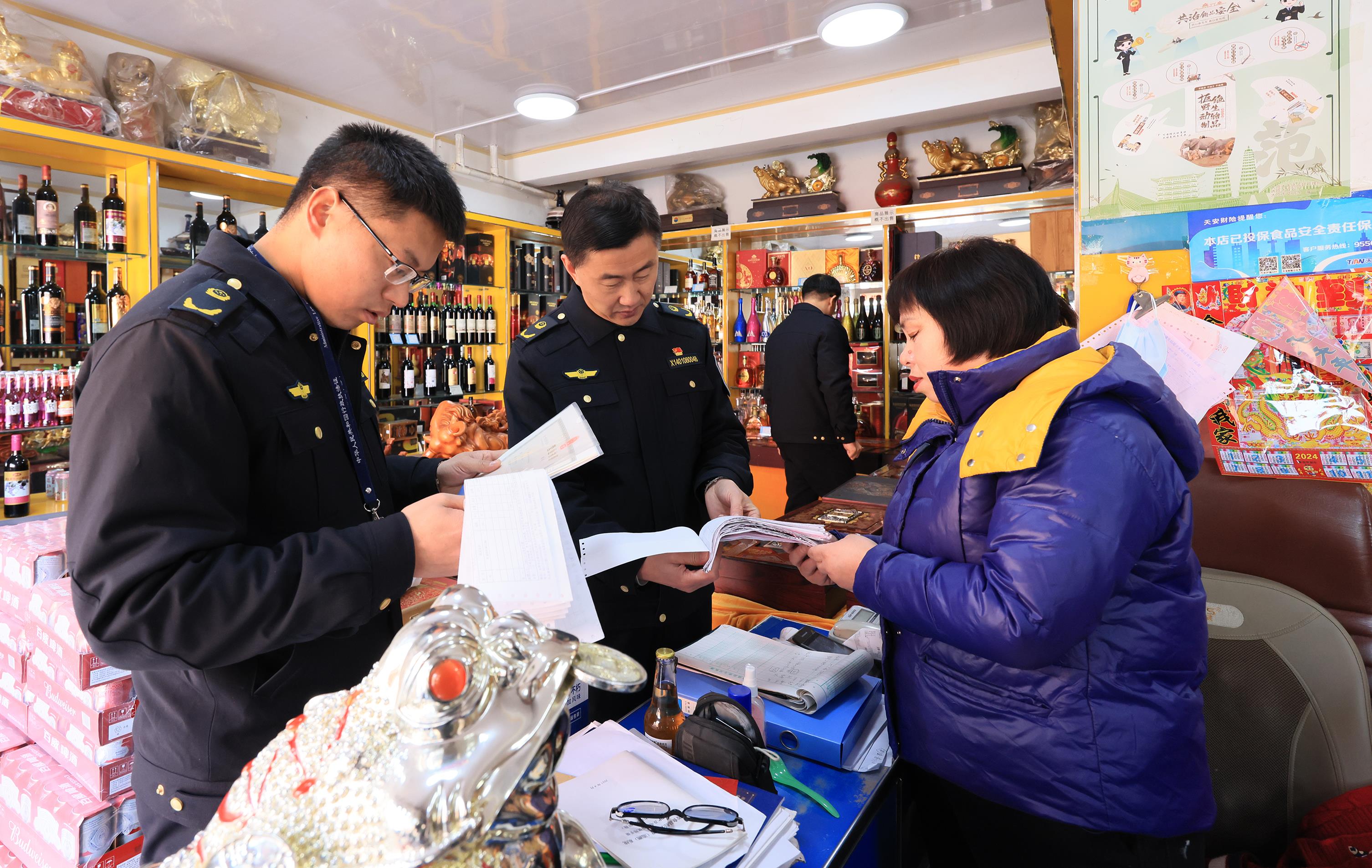 新春走基層 | 太原尖草坪區(qū) 強(qiáng)化市場監(jiān)管服務(wù) 守護(hù)祥和春節(jié)——市場調(diào)查深入見成效